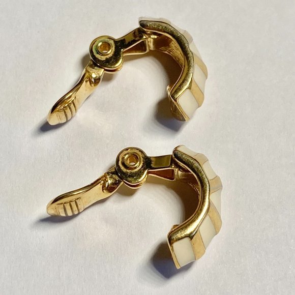 Vintage Monet Cream Enamel Clip On Earrings Gold Tone Plated 60's 70s Estate - Picture 8 of 11